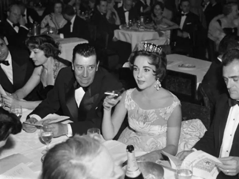 Sie-war-so-schoen-wie-eine-Prinzessin-wie-Schneewittchen-das-hat-auch-ein-ganz-anderer-erkannt-und-sich-gedacht