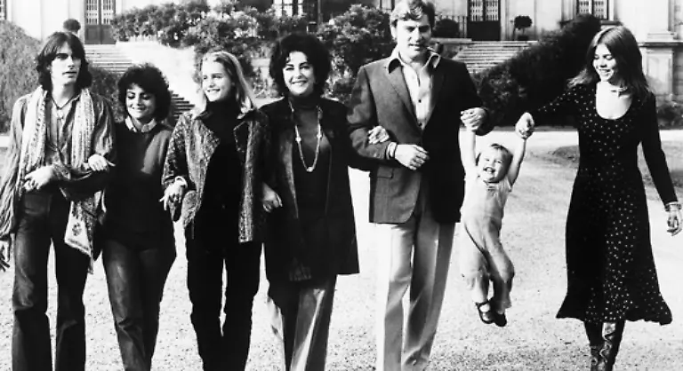 Ein-Leben-auf-der-Achterbahn-Drei-eigene-und-ein-Adoptivkind-hat-Liz-Taylor