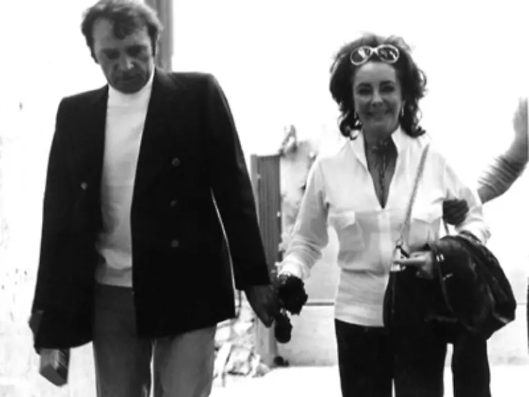 Das-Maedchen-das-von-der-Mutter-gedrillt-wurde-in-der-Traumfabrik-zu-funktionieren