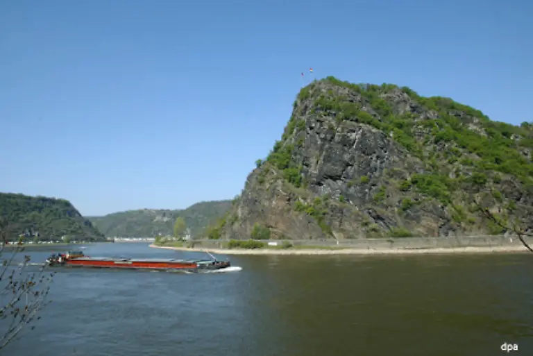 auf-dem-Loreley-Felsen-kamen-die-Gothics-zusammen-Ob-sie-wussten-dass-die-Buehne-auf-der-sie-rockten-und-kuessten-von-den-Nationalsozialisten-errichtet-wurde-Sie-gehoerte-zu-den-Thingstaetten-die-fuer-Aufmaersche-politische-Kundgebungen-und-propagandistische-Kulturveranstaltungen-genutzt-wurden