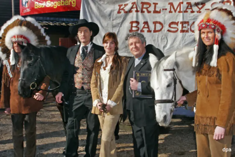 Aehnlich-verhaelt-es-sich-mit-der-Kulisse-vor-der-Winnetou-und-Old-Shatterhand-alljaehrlich-Gefechte-austragen-In-eine-durch-Gipsabbau-entstandene-Grube-in-Bad-Segeberg-hatte-der-Reichsarbeitsdienst-1934-37-das-Kalkbergstadion-eingebaut-Nach-dem-Krieg-wusste-die-Stadt-nicht-so-recht-wie-sie-mit-dem-NS-Relikt-umgehen-sollte