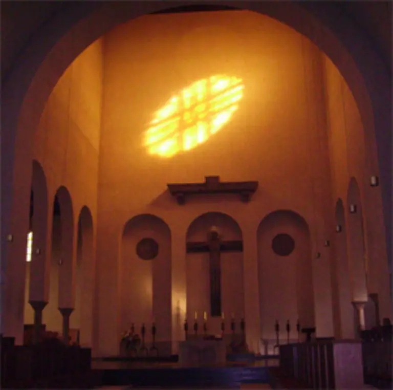 Die-viertuermige-Abteikirche-wurde-1935-38-erbaut-Im-Mai-1941-enteigneten-die-Nationalsozialisten-das-Kloster-Nach-dem-Krieg-1945-erhielt-der-Benediktiner-Orden-den-beschlagnahmten-Besitz-zurueck