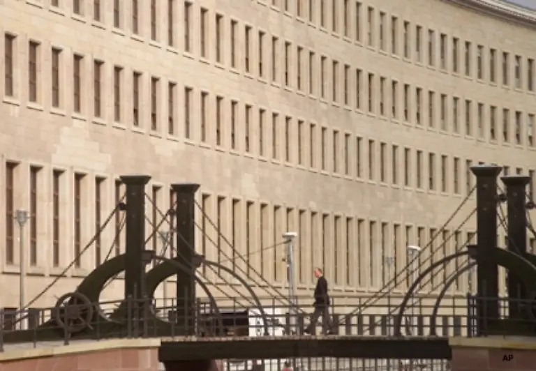 Wir-arbeiten-in-nationalsozialistischer-Architektur-beispielsweise-im-Altbau-des-Auswaertigen-Amts-Dieser-wurde-1940-als-Reichsbank-errichtet-Mit-60-000-Quadratmetern-Nutzflaeche-entstand-eines-der-groessten-Verwaltungsgebaeude-Berlins-In-den-Tresoren-der-Bank-lagerten-die-beschlagnahmten-Gueter-juedischer-Buerger