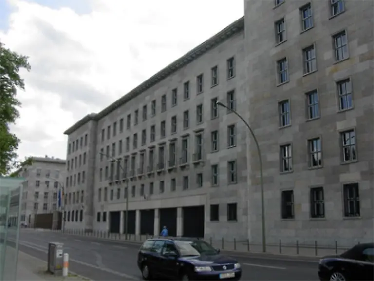 Auch-das-Bundesministerium-der-Finanzen-zog-in-ein-NS-Gebaeude-ein-Dieses-hatte-Hermann-Goering-1935-36-als-Reichsluftfahrtministerium-errichten-lassen-Mit-seinerzeit-2-000-Zimmern-war-es-das-groesste-Regierungsgebaeude-in-Berlin