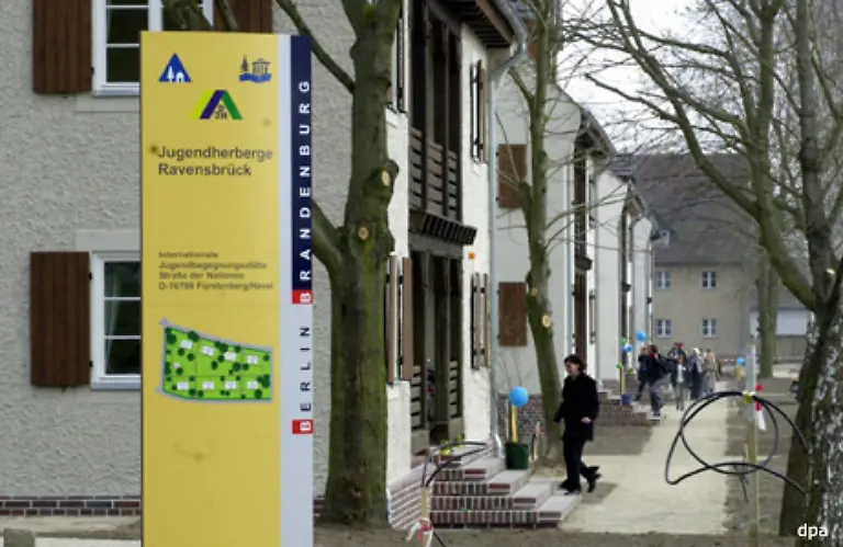 Fuer-die-Jugendherberge-die-in-eine-Mahn-und-Gedenkstaette-integriert-ist-wurden-ehemalige-Wohnhaeuser-von-SS-Aufseherinnen-rekonstruiert-und-umgebaut