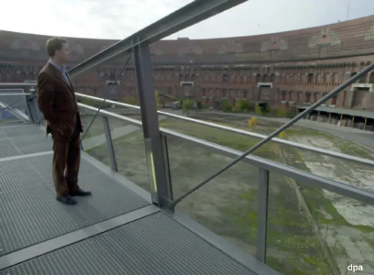 Auch-in-der-ehemaligen-Kongresshalle-in-Nuernberg-wurde-ein-Dokumentationszentrum-eingerichtet