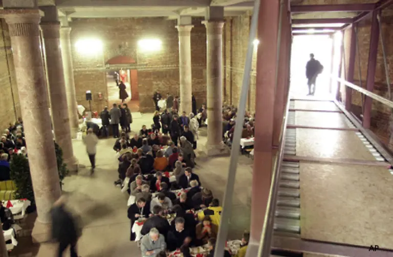 Auf-1-300-Quadratmetern-befasst-sich-die-Ausstellung-Faszination-und-Gewalt-mit-den-Ursachen-Zusammenhaengen-und-Folgen-der-NS-Gewaltherrschaft