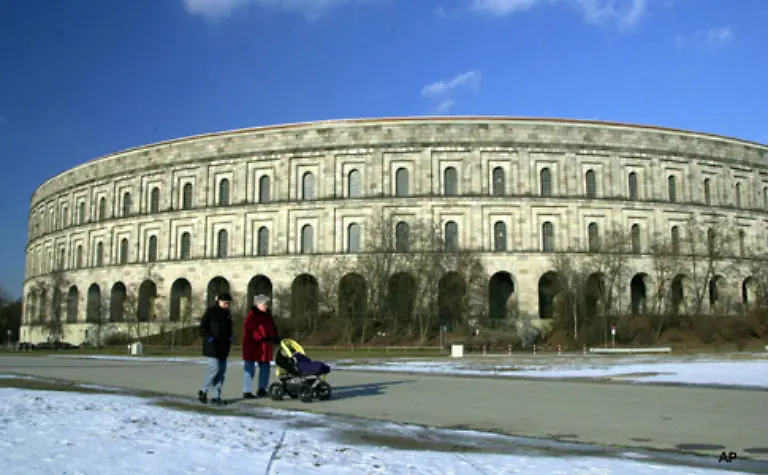 Die-Grundsteinlegung-fuer-die-Kongresshalle-erfolgte-1935-50-000-Menschen-sollten-in-dem-NSDAP-Kongresszentrum-Platz-finden-Geplant-war-fuer-das-Gebaeude-eine-Hoehe-von-70-Metern-erreicht-wurden-39-Vorbild-war-das-antike-Kolosseum-in-Rom