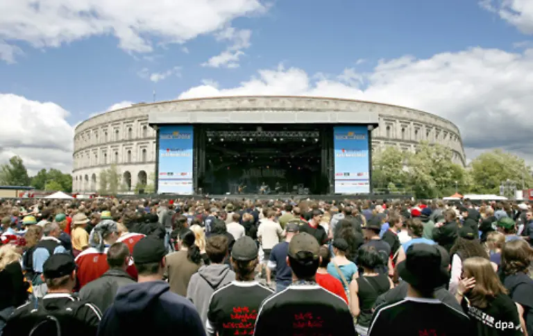 Die-Kongresshalle-vor-der-heutzutage-das-Musikfestival-Rock-im-Park-stattfindet-ist-der-groesste-erhaltene-Bau-der-NS-Herrschaftsarchitektur-in-Deutschland-Sie-steht-unter-Denkmalschutz