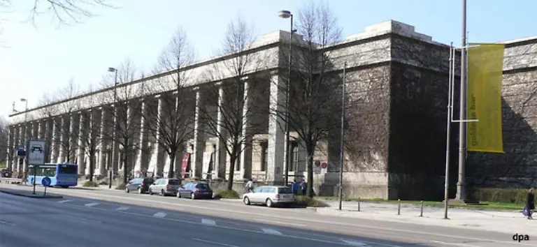 Manche-NS-Bauten-haben-ihre-urspruengliche-Funktion-zum-Teil-behalten-Das-gilt-zum-Beispiel-fuer-das-Haus-der-Kunst-in-Muenchen-Erbaut-wurde-es-1933-37-Es-war-als-Tempel-nationalsozialistischer-Kunst-gedacht-Die-Ausstellungen-dienten-dem-Verkauf-wobei-Hitler-als-Hauptkaeufer-und-Maezen-auftrat