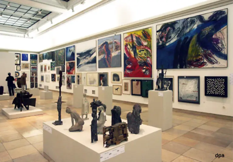 Waehrend-der-amerikanischen-Besatzung-verwandelte-sich-das-Haus-der-deutschen-Kunst-fuer-die-US-Armee-in-ein-Casino-und-eine-Basketballhalle-Heute-dient-es-wieder-als-Museum