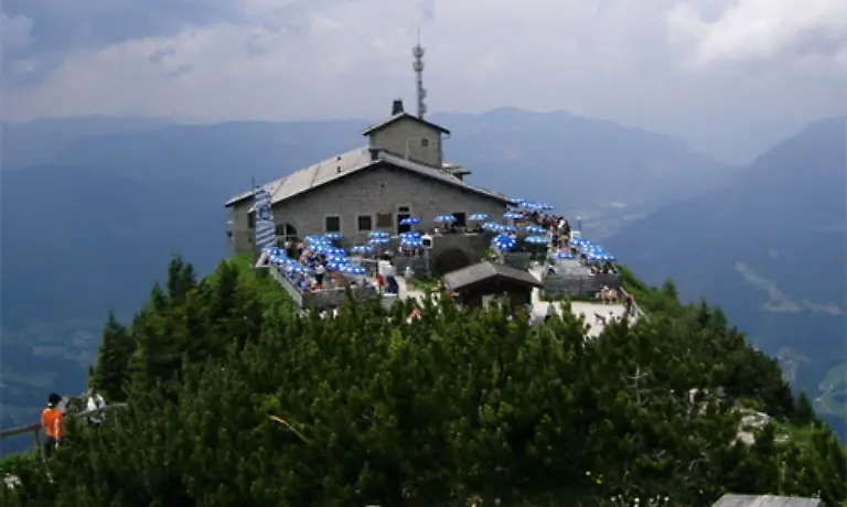 Die-meisten-NS-Gebaeude-scheinen-sich-ihrer-Vergangenheit-entledigt-zu-haben-Das-Kehlsteinhaus-in-Obersalzberg-zum-Beispiel-einst-Privathaus-Hitlers-ist-heute-ein-Gasthaus-des-Deutschen-Alpenvereins-Das-Haus-damals-Adlernest-genannt-war-ein-Geburtstagsgeschenk-der-NSDAP-zu-Hitlers-50-Geburtstag