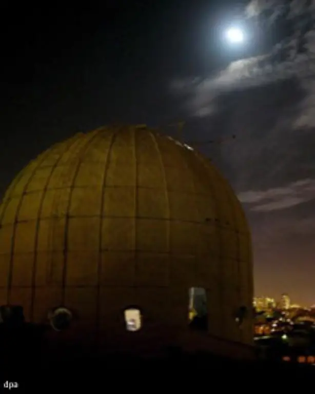 Himmelslicht-ueberm-Observatorium-in-Paris