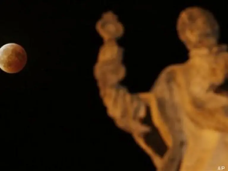 Mond-mit-Statue-auf-der-St-Peter-Basilika