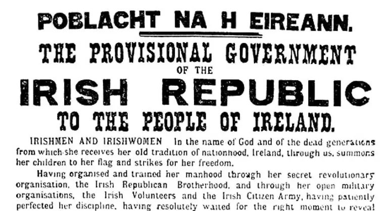 Zu-Ostern-1916-organisieren-ein-paar-Republikaner-unter-Patrick-Pearse-und-James-Conolly-den-Aufstand-Am-Ostermontag-zur-Mittagszeit-verliest-Pearse-vor-dem-Hauptpostamt-in-Dublin-die-Osterproklamation
