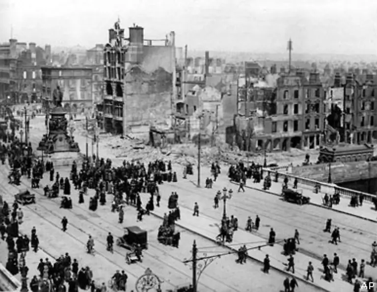 in-der-Irland-zu-einer-unabhaengigen-Republik-erklaert-wird-Insgesamt-1-200-Aufstaendische-besetzen-ein-paar-Gebaeude-das-Postamt-machen-sie-zu-ihrem-Hauptquartier-Die-Briten-schlagen-den-Aufstand-ohne-Ruecksicht-auf-Verluste-nieder