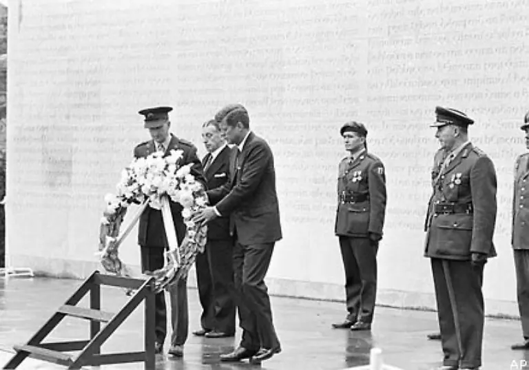 Militaerisch-war-der-Aufstand-ein-Desaster-von-vornherein-zum-Scheitern-verurteilt-Politisch-ist-er-ein-Erfolg-Die-Briten-haben-ihrer-Herrschaft-in-Irland-endgueltig-die-Legitimation-entzogen-47-Jahre-spaeter-ehrt-US-Praesident-John-F-Kennedy-die-Hingerichteten