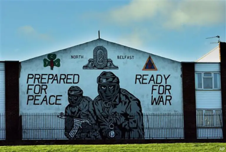 Wenige-Monate-spaeter-schwoert-auch-die-loyalistische-Ulster-Volunteer-Force-UVF-eine-der-zahlreichen-protestantischen-Terrorgruppen-der-Gewalt-ab-Ihre-Waffen-abgeben-will-die-UVF-allerdings-nicht