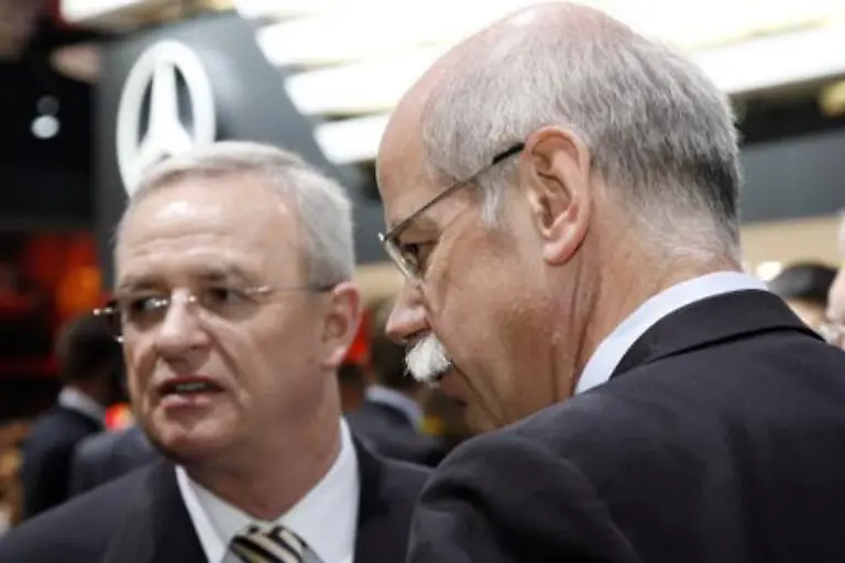 Ob-er-schon-neue-Ideen-ins-Ohr-von-DaimlerChryslerChef-Dieter-Zetsche-fluestert