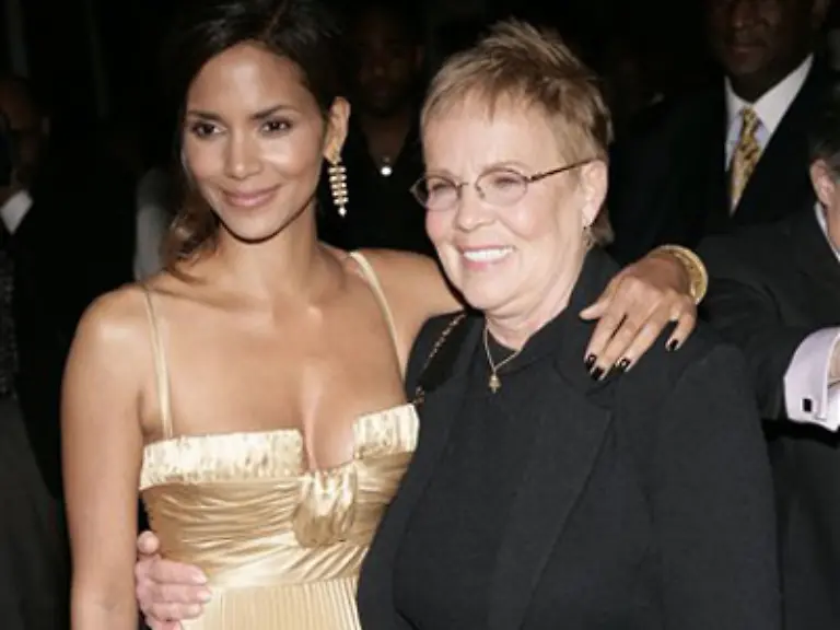 Bei-anderen-wiederum-sind-Aehnlichkeiten-eher-rein-zufaellig-Halle-Berry-und-ihre-Mutter-Sicher-hat-sie-ihrer-Mom-inzwischen-verziehen-dass-sie-nach-Halle-s-Department-Store-in-Cleveland-benannt-wurde