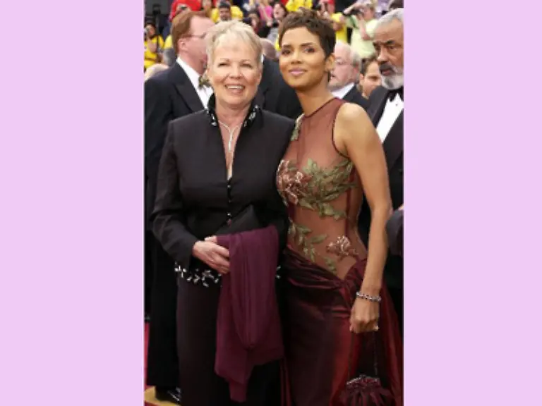 Auf-dem-roten-Teppich-ist-so-eine-Mama-schliesslich-immer-gut-zu-gebrauchen-vor-allem-wenn-man-in-ein-paar-Stunden-einen-Oscar-erhalten-und-einen-Weinkrampf-haben-wird