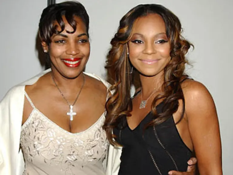 Ashanti-Model-und-Saengerin-und-zeitweise-groesste-Konkurrentin-von-Beyonce-Knowles-nennt-ihre-Mutter-gar-Momager-Seit-ihrem-14-Lebensjahr-kuemmert-sich-Mutti-naemlich-um-die-Karriere-des-R-n-B-Stars