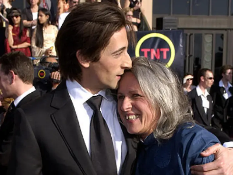 Merci-Maman-Danke-dass-du-gegen-meine-Nasen-OP-warst-danke-denn-ich-bin-auch-so-ein-grosser-Star-geworden-Adrien-Brody-wuchs-in-Queens-auf-und-die-aus-Ungarn-stammende-Fotografin-Sylvia-Plachy-foerderte-das-Talent-ihres-einzigen-Kindes