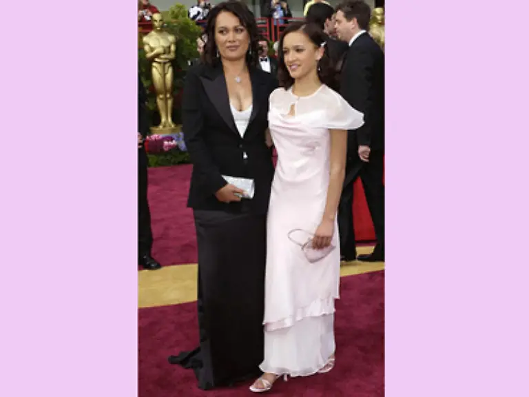 Die-neuseelaendische-Schauspielerin-Keisha-Castle-Hughes-mit-ihrer-Mutter-Desrae-Hughes-bei-den-76-Academy-Awards-2004-Da-war-sie-fuer-Whale-Rider-als-beste-Schauspielerin-nominiert