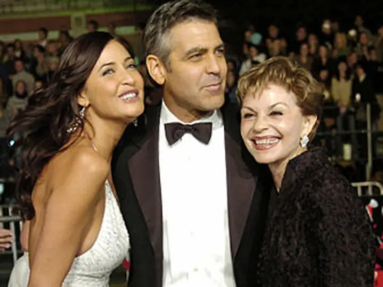 Georgie-ach-Georgie-das-ist-ja-der-Familienmensch-schlechthin-Herr-Clooney-mit-Ex-Verliebter-Lisa-Snowdown-und-mit-Mama-Nina-Von-ihr-habe-er-die-Schuechternheit-geerbt-Die-einzige-die-das-glaubt-ist-wahrscheinlich-Mama