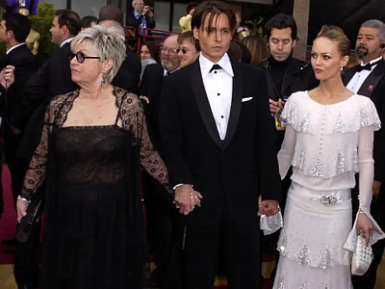 Gewagter-Balanceakt-von-Johnny-Depp-Mutter-an-der-einen-Frau-an-der-anderen-Hand-Da-kann-es-schon-mal-passieren-dass-Frau-Vanessa-Paradis-guckt-als-haette-sie-auf-eine-Zitrone-gebissen
