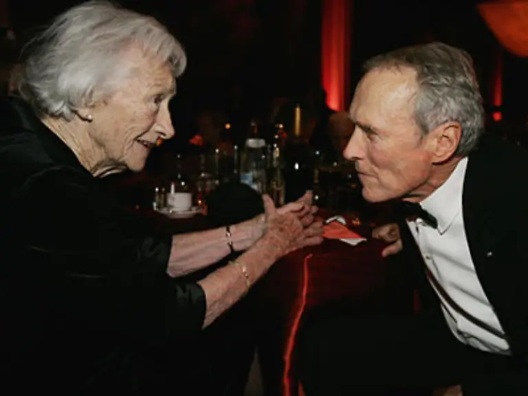 Noch-im-hohen-Alter-kann-es-einem-passieren-dass-jemand-noch-hoeheren-Alters-daher-kommt-und-einem-sagen-wir-bei-einer-Oscar-Party-die-Fliege-zurecht-rueckt-Clint-Eastwood-mit-Mutter