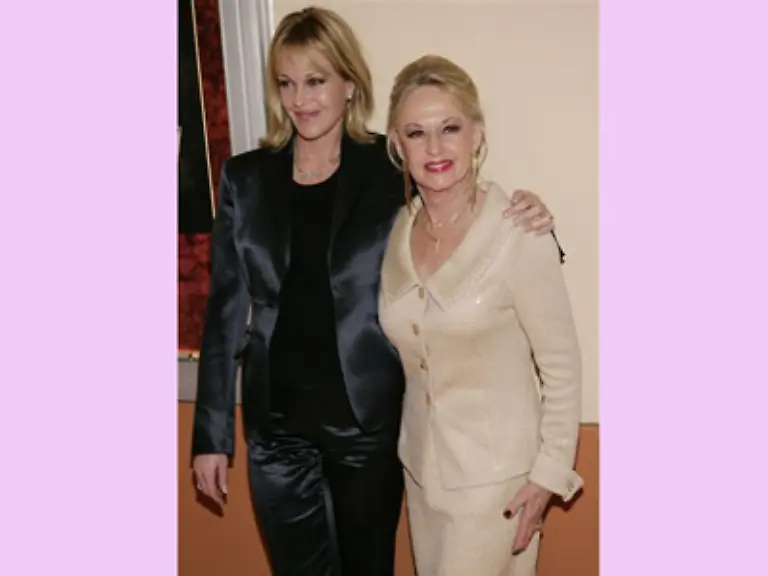 Dieselbe-Pose-nur-in-Blond-Melanie-Griffith-weiss-ebenfalls-wie-es-in-einer-Schauspieler-Familie-zugeht-Ihre-Mutter-Tippi-Hedren-war-einst