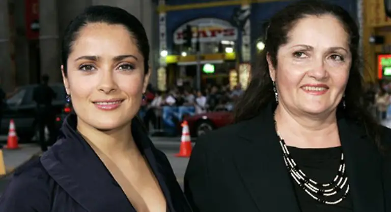 Mama-Diana-Hayek-ist-Saengerin-und-liess-ihre-kleine-Salma-im-Alter-von-12-Jahren-aus-dem-Doerfchen-Coatzacoalcos-in-die-weite-Welt-hinausziehen-Mutig