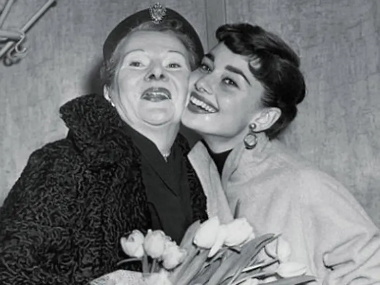 Audrey-Hepburn-und-Frau-Mutter-Audrey-verdankt-ihr-in-vielerlei-Hinsicht-das-Leben-Als-sie-als-Kind-unter-starkem-Keuchhusten-litt-und-ihr-Herz-einmal-aussetzte-bekam-sie-von-Baronin-Ella-van-Heemstra-einen-Klaps-auf-den-kleinen-Hintern-und-lebte-weiter