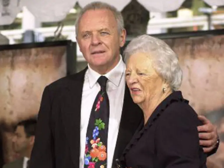 Sir-Anthony-Hopkins-und-seine-Mutter-Muriel-Anne-Als-Kind-litt-er-unter-seinem-tyrannischen-Grossvater-und-fand-in-der-Schule-keine-Freunde-zum-Glueck-war-Mama-immer-an-seiner-Seite