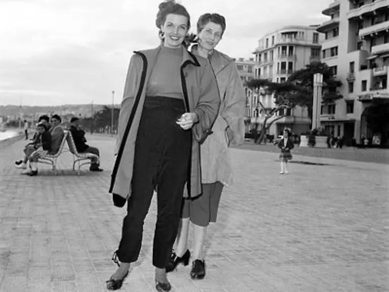 Jane-Russell-mit-ihrer-Mutter-in-Nizza-Von-ihr-hat-sie-die-Liebe-zur-Schauspielerei-geerbt-aber-auch-das-Bodenstaendige-und-Soziale-Jane-Russell-adoptierte-drei-Kinder-und-lebt-trotz-Busenstar-Image-ein-unauffaelliges-Privatleben