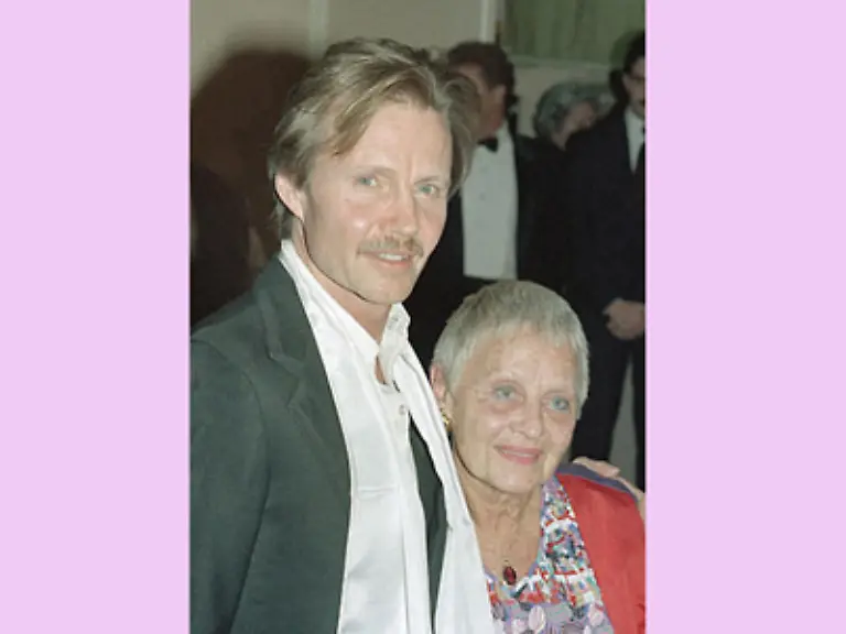 Jon-Voight-mit-seiner-Mutter-Barbara-Voight-ist-eigentlich-an-und-fuer-sich-schon-ein-bekannter-Oscar-preisgekroenter-Schauspieler-aber-in-den-Schlagzeilen-ist-er-immer-wieder-wegen-der-Beziehung-zu-seiner-Tochter