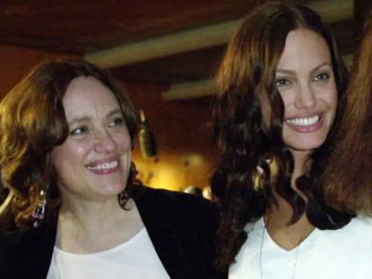 Angelina-Jolie-Auf-dem-Foto-sieht-man-sie-mit-ihrer-Mutter-Marcheline-Bertrand-die-2007-an-Krebs-gestorben-ist-Man-warf-Jolie-vor-sich-nicht-genug-um-sie-gekuemmert-zu-haben