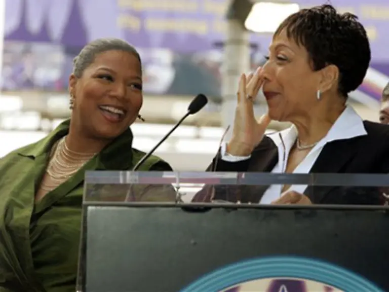 Von-ihrer-Mutter-Rita-Owens-holt-sich-Queen-Latifah-gerne-Tipps-zur-Kindererziehung-vor-allem-seit-sie-bekannt-gegeben-hat-dass-sie-18-Kinder-adoptieren-will