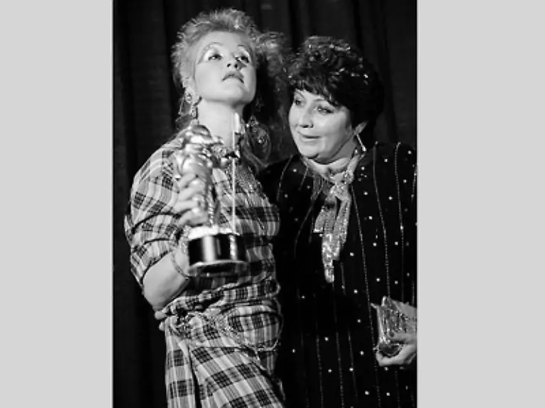 Cindy-Lauper-Girls-Just-Want-To-Have-Fun-hat-sogar-so-ein-gutes-Verhaeltnis-zu-ihrer-Mom-dass-diese-in-diversen-Musik-Videos-der-Tochter-aufgetreten-ist