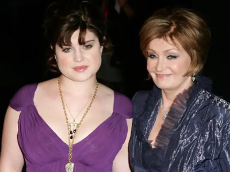 Kelly-und-Sharon-Osbourne-Immer-gut-fuer-eine-schrille-Meldung-Mama-hat-bestimmt-getroestet-als-der-Playboy-das-Toechterchen-nicht-nackedei-ablichten-wollte