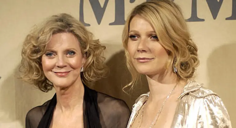 Gwyneth-Paltrow-ist-ihrer-Mutter-Theaterschauspielerin-Blythe-Danner-wie-aus-dem-Gesicht-geschnitten-Beim-Tod-des-Vaters-rueckten-die-beiden-noch-naeher-zusammen-und-Blythe-ist-liebend-gerne-Oma-fuer-Apple-und-Moses