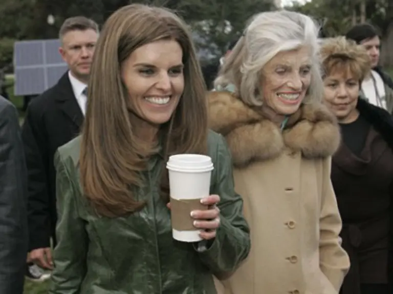 Als-Kennedy-auf-stetes-Gewinnen-Erster-und-Demokrat-Sein-dressiert-wird-Maria-Shriver-bei-Mutter-Eunice-erst-mal-schoen-auf-Granit-gebissen-haben-als-sie-ihren-zukuenftigen-Gatten-das-oesterreichische-Muskelpanorama-Arnold-Schwarzenegger-mit-nach-Hause-brachte