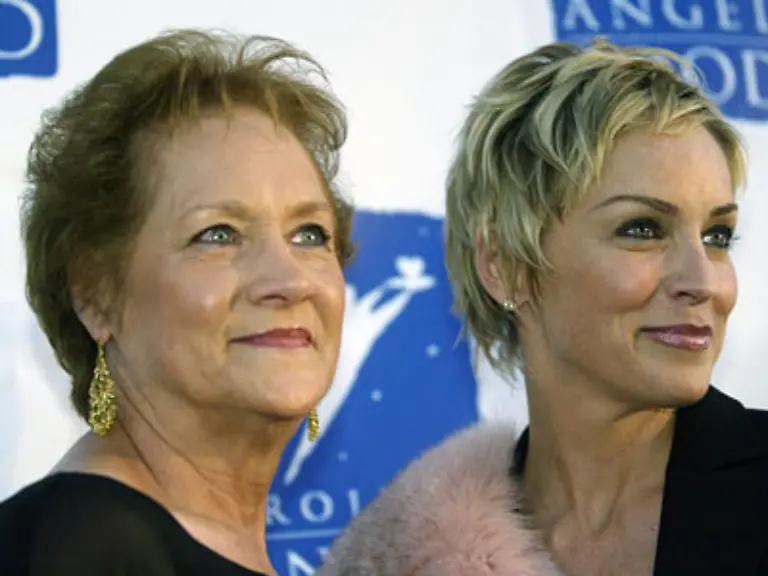 Zum-Schluss-noch-drei-Paradefrauen-und-ihre-Mamas-Sharon-Stone-deren-Mutter-sagt-Sie-kam-schon-posierend-auf-die-Welt-Keiner-konnte-das-Kind-Sharon-leiden-weil-sie-so-schlau-und-einzelgaengerisch-war-nur-Mama-war-stets-an-ihrer-Seite
