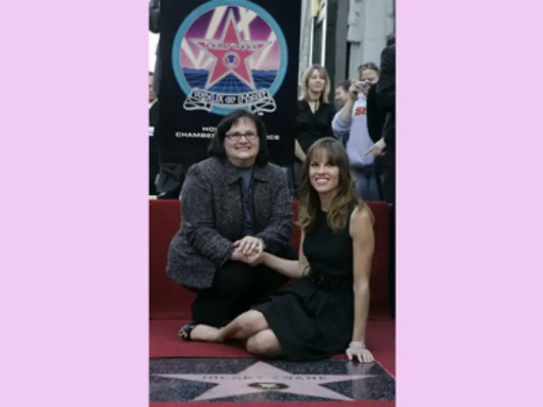 Hilary-Swank-Sie-wuchs-in-aermlichen-Verhaeltnissen-auf-Mit-ihrer-Mutter-teilte-sie-sich-einen-Wohnwagen-in-einer-ebensolchen-Siedlung-Als-Hilary-15-war-versuchten-beide-ihr-Glueck-in-Hollywood-und-waere-Mama-nicht-so-hartnaeckig-gewesen-waere-aus-Hilary-sicher-nicht-das-geworden-was-sie-heute-ist
