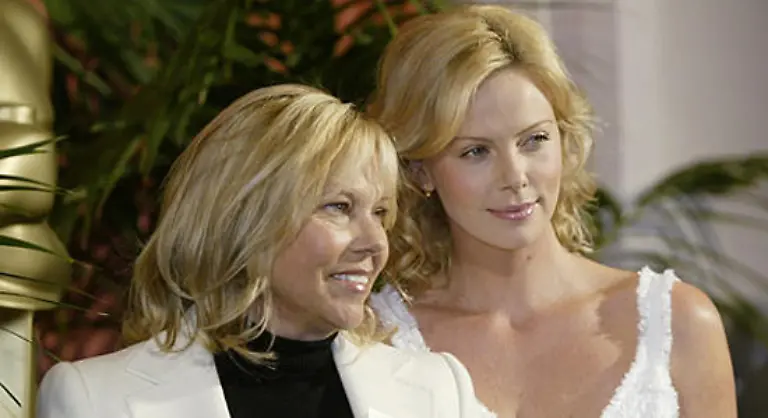 Auch-Charlize-Theron-und-ihre-Mutter-verbindet-mehr-als-das-Uebliche-Als-ihr-betrunkener-Vater-seine-Frau-und-die-halbwuechsige-Tochter-umbringen-wollte-erschoss-Gerda-den-Vater-mit-dessen-Waffe-Dieses-traumatische-Erlebnis-schweisste-beide-zusammen