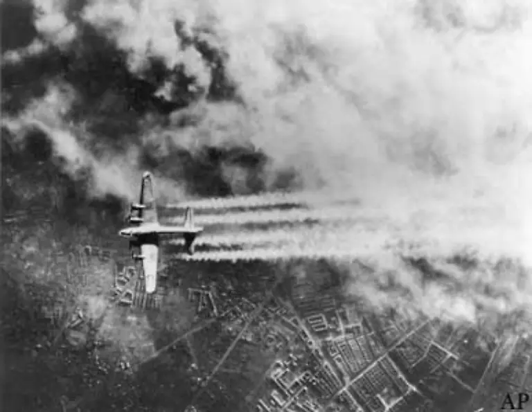 Immer-wieder-hoerte-er-die-Sirenen-die-die-Luftangriffe-ankuendigten