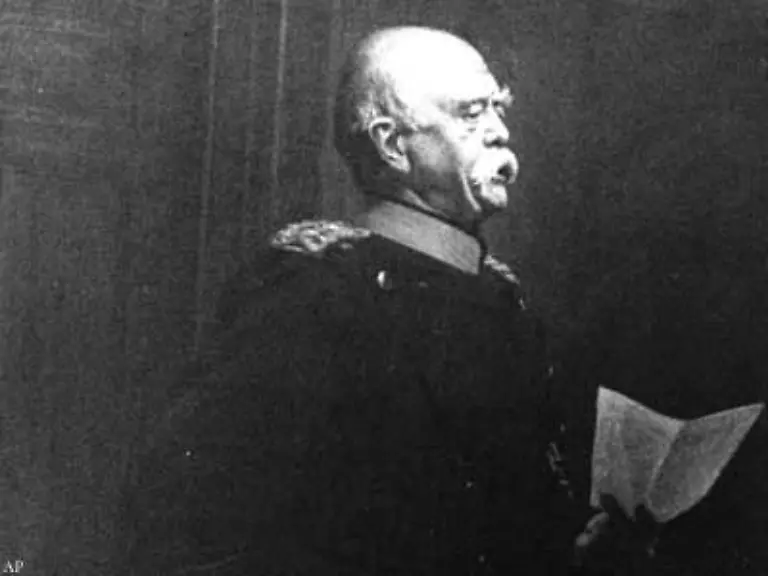 Sein-Urgrossonkel-Generalfeldmarschall-Helmuth-Karl-Bernhard-von-Moltke-galt-als-militaerischer-Schmied-der-Einigung-des-Deutschen-Reiches-von-1871-im-Bild-der-erste-Kanzler-des-Deutschen-Reiches-Otto-von-Bismarck