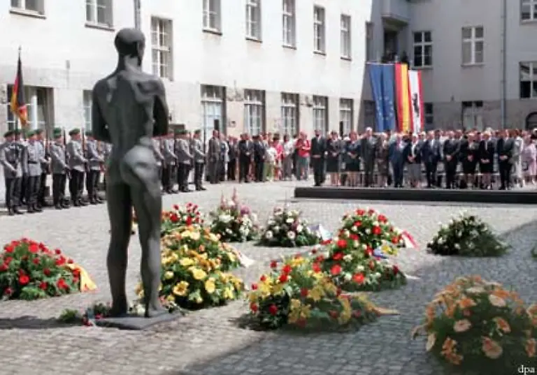 Kurz-nach-Kriegsbeginn-wurde-er-Sachverstaendiger-fuer-Kriegs-und-Voelkerrecht-im-Amt-Ausland-Abwehr-im-Oberkommando-der-Wehrmacht