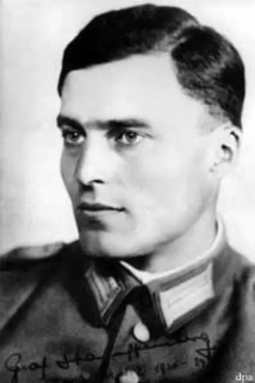 Ein-Attentat-auf-Hitler-wie-es-der-militaerische-Widerstand-um-Claus-Schenk-Graf-von-Stauffenberg-plante-und-am-20-Juli-1944-ausfuehrte-lehnte-Moltke-zunaechst-ab